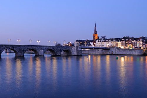 Sint Servaasbrug en Wyck op de Oostelijke Maasoever in Maastricht in de avond