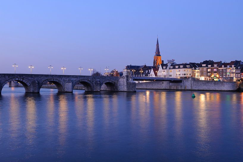 Sint Servaasbrug en Wyck op de Oostelijke Maasoever in Maastricht in de avond van Merijn van der Vliet