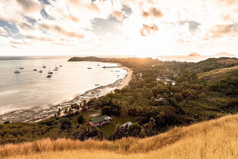 Übersichtsfoto bei Sonnenuntergang auf einer Insel in Fidschi. von Niels Rurenga