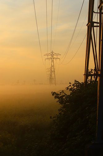 Zonsopgang in de polder met uitzicht op de elektriciteitsmast van Chantal