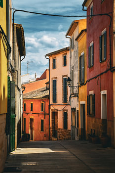 Farbenfrohe Straße in der Altstadt von Alcúdia
