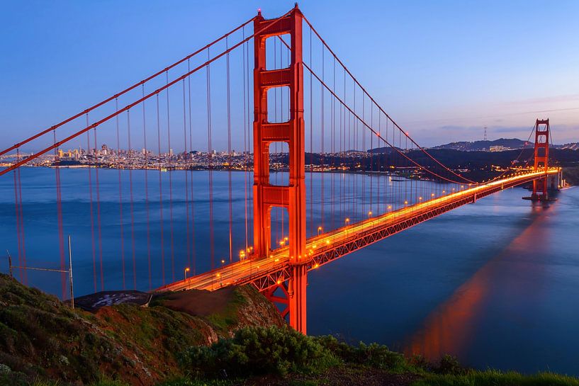 Golden Gate op Blue Hour, San Francisco, VS van Aloke Design