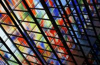 Kleuren in raam gebouw Beeld en Geluid