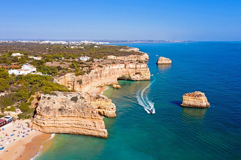 Luchtfoto bij Praia da Marinha in de Algarve Portugal van Eye on You