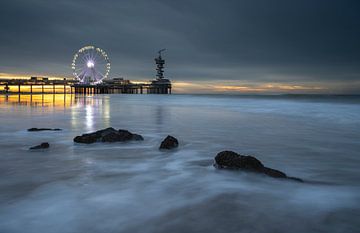 Last evening light at the pier in Scheveningen by Raoul Baart