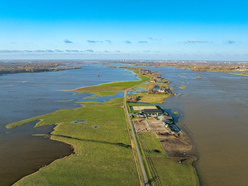 IJssel met overlopende uiterwaarden bij Hattem