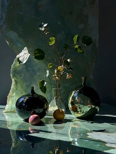 Stilleven met bloemen in groen