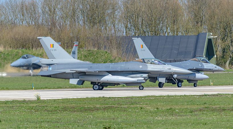 F-16 Fighting Falcons de General Dynamics (Belgique). par Jaap van den Berg