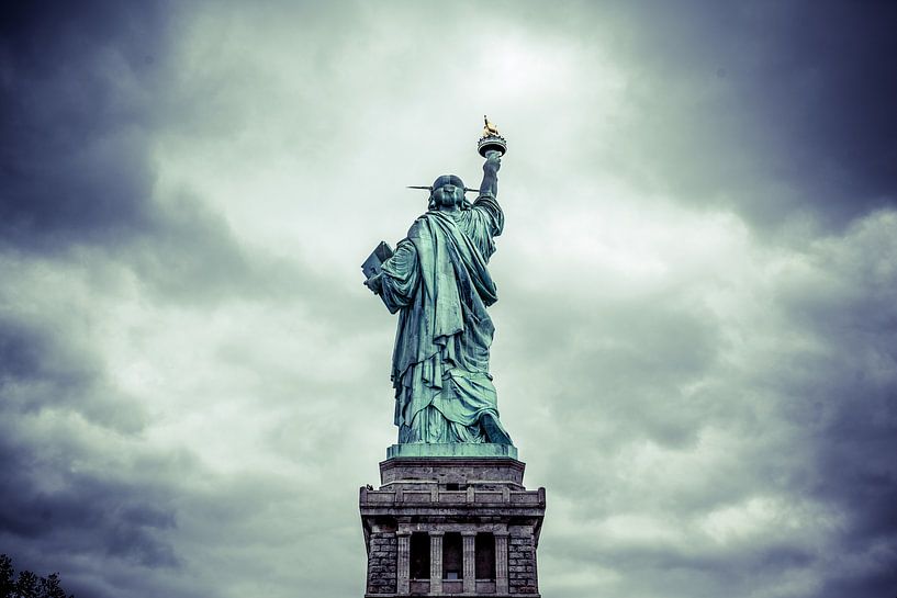 Die verborgene Pracht der Freiheit: Eine einzigartige Perspektive auf die Freiheitsstatue in New York 04 von FotoDennis.com | Werk op de Muur