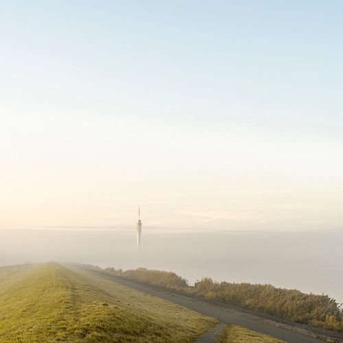 Minimalisme op het IJsselmeer bij Lelystad. van Alie Ekkelenkamp