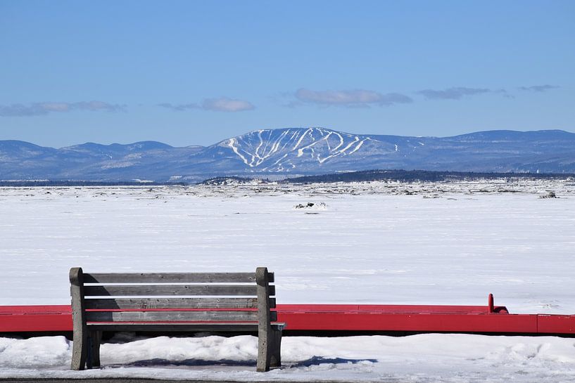 Eine Bank auf dem Steg im Winter von Claude Laprise
