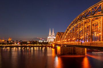 Keulen - De dom en de Hohenzollernbrug in de avond (0082) van Reezyard