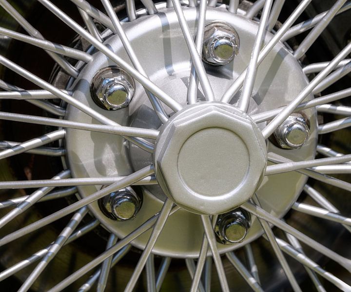 Roue à rayons d'une voiture ancienne par ManfredFotos