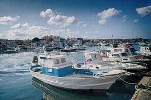 Tropischer Hafen von Lampedusa mit vertäuten Booten - Realistischer Tiefeneffekt für Ihr Interieur