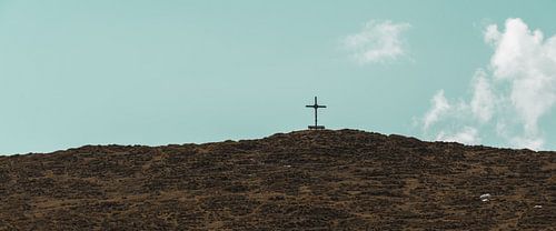 Eenzame kruis op de top: minimalistisch bergpanorama