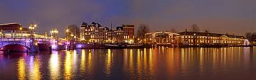 Panorama van Amsterdam aan de Amstel bij nacht van Eye on You