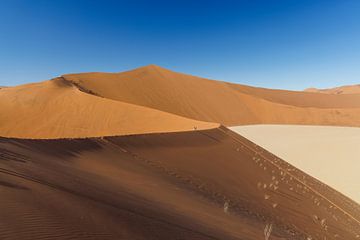 Marche sur les dunes de sable de Sossusvlei sur Eddie Meijer