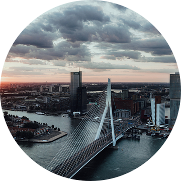 Goodmorning Rotterdam - Skyline - Erasmusbrug & de Rotterdam | cityscape vanuit de Zalmhaven van Elise van Gils