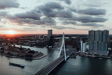 Goodmorning Rotterdam - Skyline - Erasmusbrug & de Rotterdam | cityscape vanuit de Zalmhaven van Elise van Gils