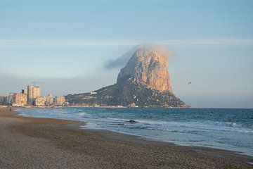 Calpe in the evening van Miss Dee Photography