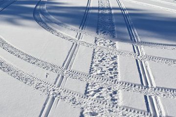 Des traces de pneus dans la neige sur Claude Laprise