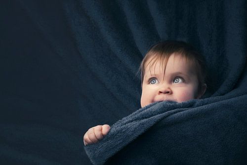 Portret van een Dreumes: Fonkelende Blauwe Ogen en Hemelsblauwe Deken - Kinderkamer Decoratie