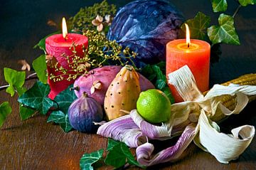 Nature morte végétalienne avec des fruits d'automne et des bougies sur Silva Wischeropp