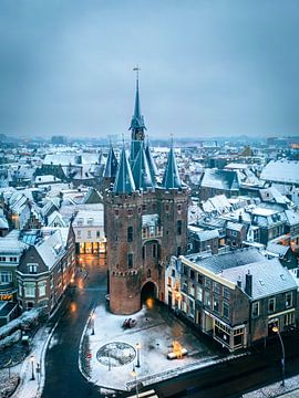 De Sassenpoort Zwolle in de sneeuw van Ben van Balgoijen