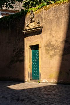 deur mooi uitgelicht door de zon in Trier Duitsland achter de dom van Aan Kant