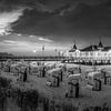 Strand und Seebrücke von Ahlbeck am Abend. Schwarzweiss Bild. von Manfred Voss, Schwarz-weiss Fotografie