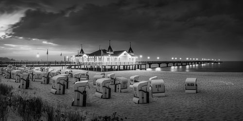Strand en pier van Ahlbeck in de avond. Zwart-wit beeld.