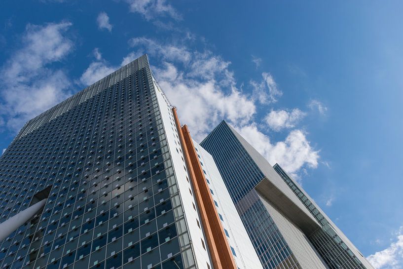 Blick hinauf zu einem reflektierenden Bürogebäude in Rotterdam von Patrick Verhoef