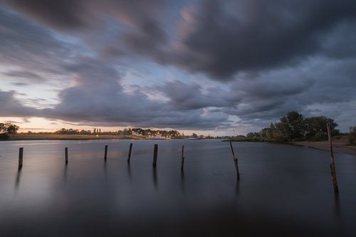 Avondopname pont Wijk bij Duurstede - Rijswijk op rivier de Lek - de Nederrijn