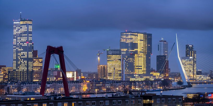 Avondfoto skyline Rotterdam 2018 van Mark De Rooij