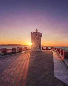 Blick auf den Leuchtturm von Piazza Bovio bei Sonnenuntergang, Piombino, Italien