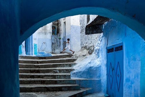 Petit joueur de football à Chefchaouen, Maroc