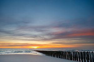 Sonnenuntergang an der Küste von Zoutelande Zeeland von Menno Schaefer