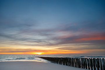 Zonsondergang aan de kust van Zoutelande Zeeland van Menno Schaefer