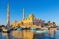 Goldene Moschee mit Booten auf See bei Hurghada in Ägypten von Ben Schonewille Miniaturansicht