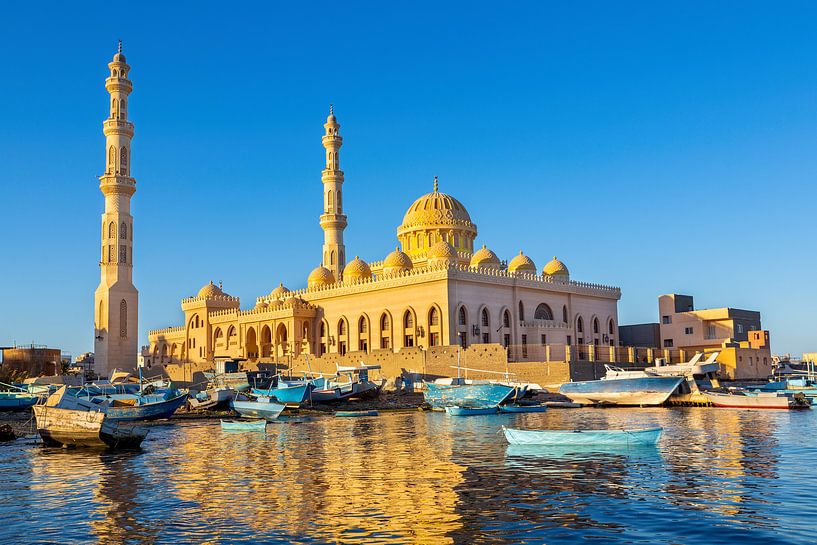 Goudkleurige moskee met bootjes op zee bij Hurghada in Egypte van Ben Schonewille