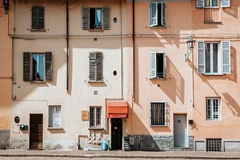 Shadow & Fensterspiel im italienischen Dorf
