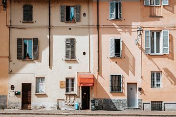 Shadow & jeu de fenêtre dans un village italien sur Milene van Arendonk