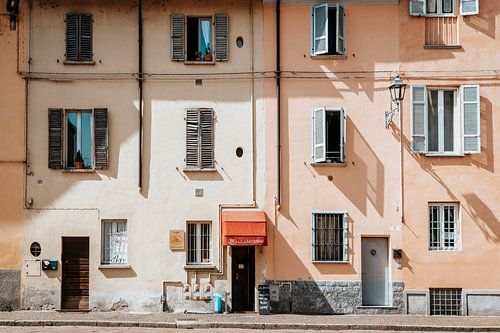 Schaduw &amp; raamspel in Italiaans dorpje