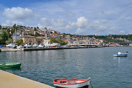 Koroni, een Griekse havenstad met traditionele architectuur en boten van Tomherkules
