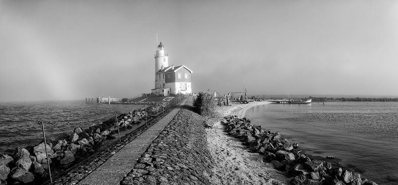 Panorama vuurtoren in de mist van Ton de Koning