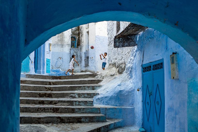 Enfants jouant à Chefchaouen, Maroc par Paula Romein