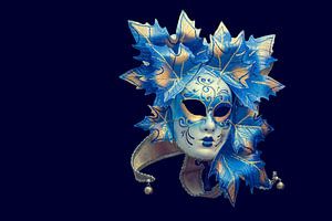 Venezianische Maske auf dunkelblauem Hintergrund