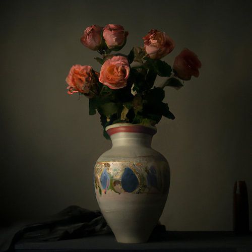 Nature morte impressionniste atmosphérique de roses dans un vase en pierre