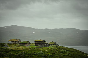 Wunderschöne alte Häuser am Tyin-See in Norwegen.