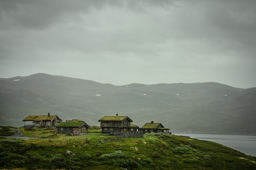 De magnifiques maisons anciennes au bord du lac Tyin, en Norvège.